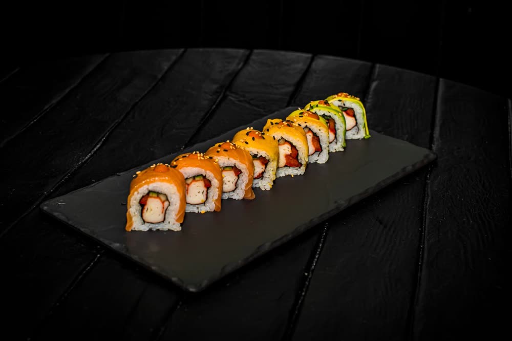 Rainbow roll de salmón, mango y aguacate